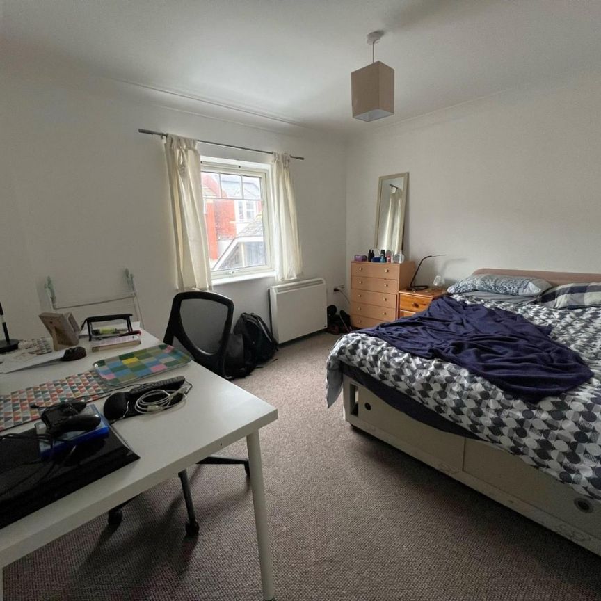 2 bedroom Flat To Let - Photo 1