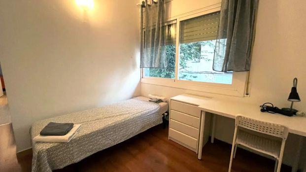 Room in a shared 4-bedroom apartment for rent in Vila de Gràcia - Photo 1