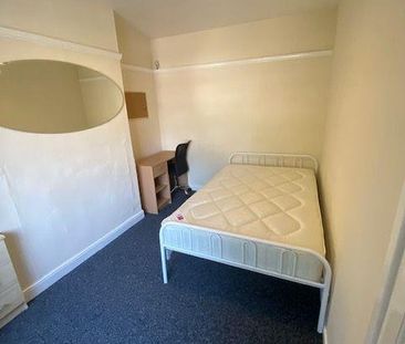 4 bedroom semi-detached house to rent - Photo 5