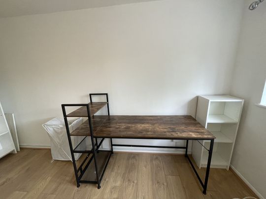 Room in a Shared House, Phoenix Close, E8 - Photo 1