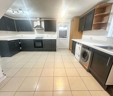 4 bedroom semi-detached house to rent - Photo 6