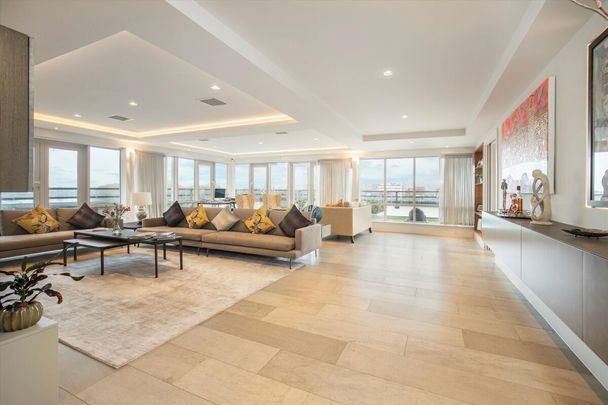 A fantastic penthouse apartment with a wrap-around terrace overlooking the river. - Photo 1