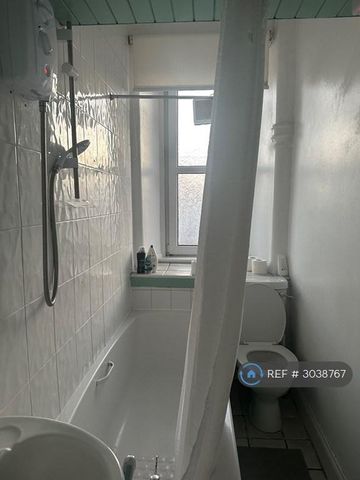 1 bedroom in a flat share to rent - Photo 3