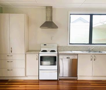 Warm, Welcoming & Walkable – Renovated Family Home Near Town - Photo 1