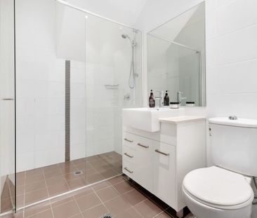 Perfectly blending modern design with everyday functionality - Photo 1