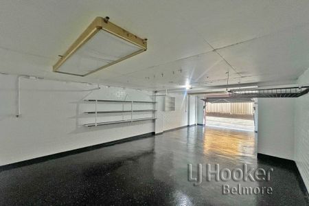 SPACIOUS RESIDENCE WITH OVERSIZED GARAGE - Photo 3