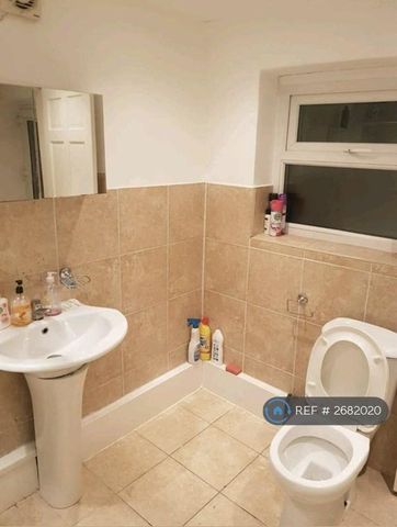 1 bedroom in a house share to rent - Photo 4