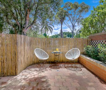Stylish street front townhouse with water glimpses - Photo 1