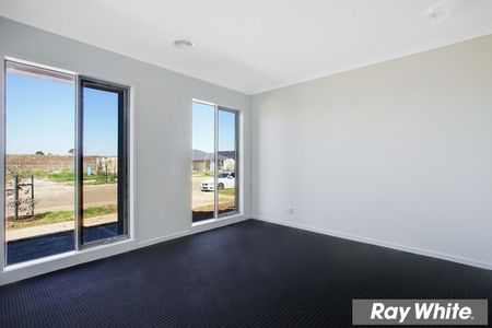 Family Living Made Easy in the Heart of Tarneit! - Photo 3
