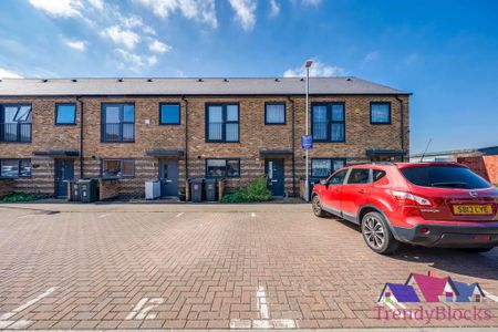 3 bedroom terraced house to rent - Photo 5