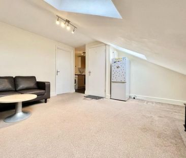 One bedroom second floor flat ideal for working couples- Redbridge - Photo 1