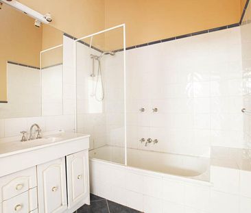 Spacious Three Bedroom Family Home with Large Backyard in Prime Kew Location - Photo 5