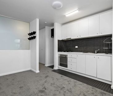 Light-Filled Studio Living in Prime St Kilda East - Photo 4