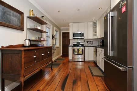 Toronto Furnished House for Rent - Incredible 3 Bedroom, 2 Bathroom with Original Details in Queen West - Photo 3