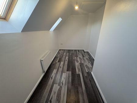 4 bedroom semi-detached house to rent - Photo 2