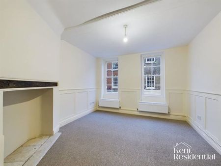 4 bed house to rent in The Precinct, Rochester, ME1 - Photo 2