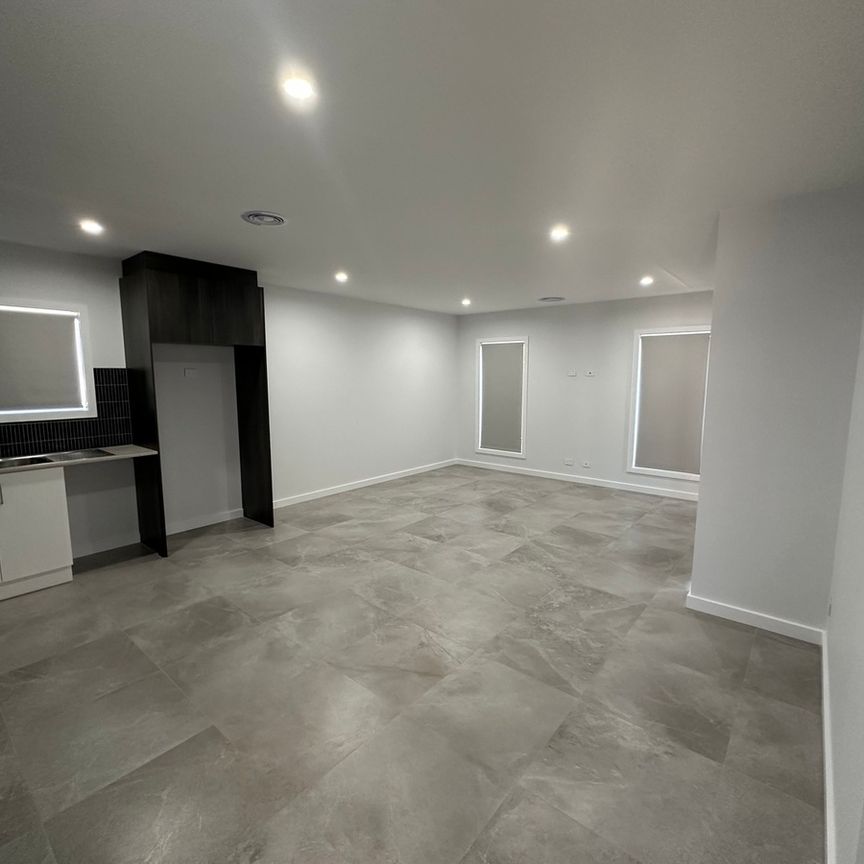 2 BEDROOM TOWNHOUSE! - Photo 1