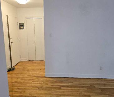 5 1/2 Renove Chauffé, Eau Chaude Entrée Laveuse et Sècheuse Decembre. - Photo 2