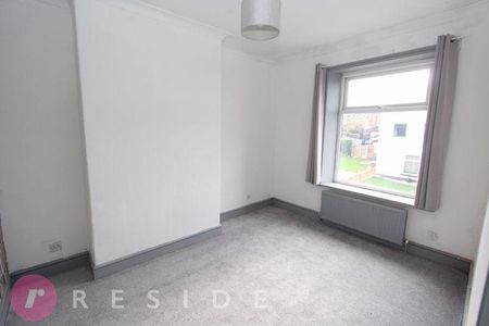 3 bedroom end of terrace house to rent - Photo 4
