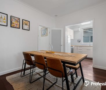 Light, Spacious & Conveniently Located Doubleview Home! - Photo 5
