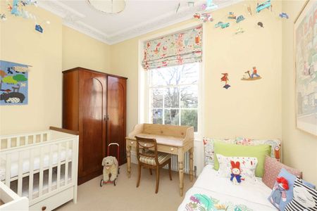 A stunning four bedroom family home in Canonbury close to amenities of Upper Street and Highbury & Islington station. - Photo 4