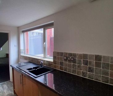 2 bedroom terraced house to rent - Photo 4