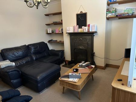 2 bedroom semi-detached house to rent - Photo 2