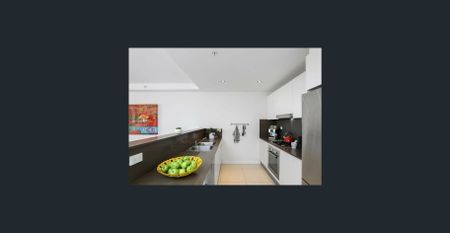 Contemporary Courtyard Apartment in Prime Location - Photo 5