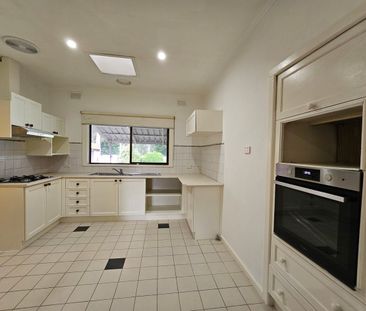 Contemporary 3 Bedroom House in Springvale - Photo 3