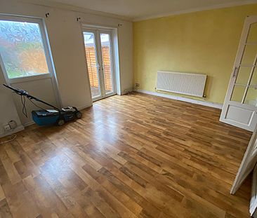 £1,250 PCM, Three Bedroom House with Off-Road Parking and Large Enc... - Photo 2