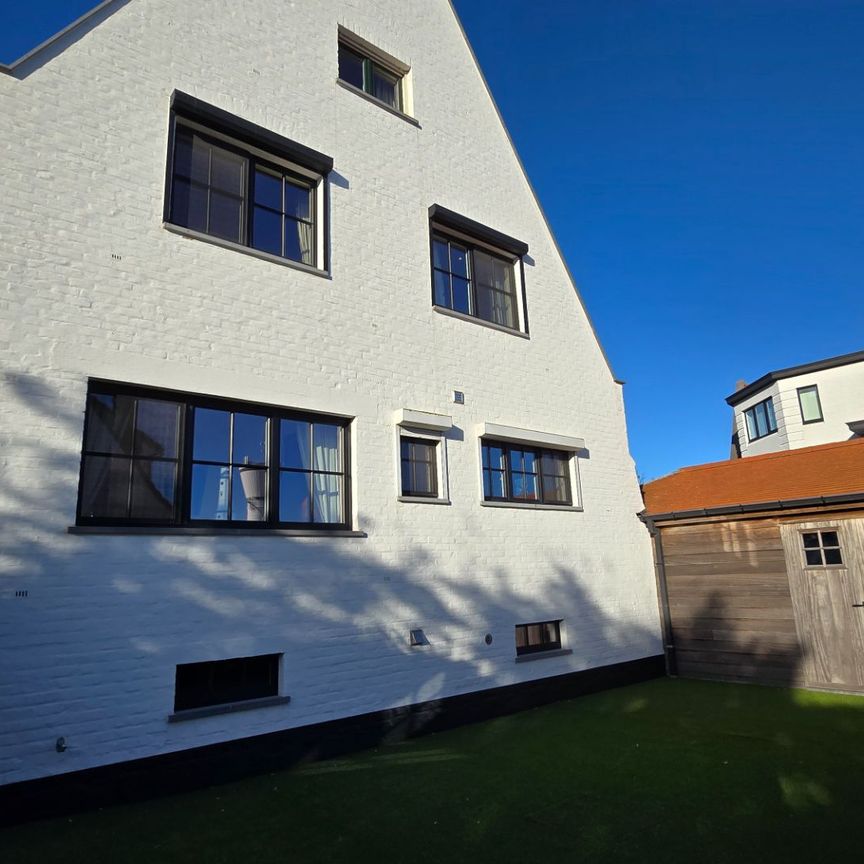 Charmante woning met 5 volwaardige slaapkamers, zonne terras en tuin met garagebox op enkele minuten van de zeedijk. - Photo 1