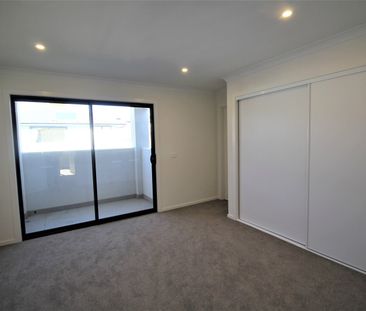 MODERN 3 BEDROOM TOWNHOUSE WITH DOUBLE GARAGE - Photo 3