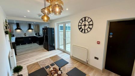 1 bedroom in a house share to rent - Photo 2