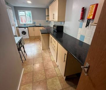 Room in a Shared House, Upper Road, E13 - Photo 6