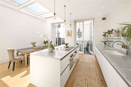 An impressive listed townhouse on one of London's finest garden squares - Photo 2