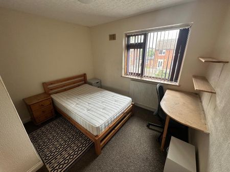 4 bedroom semi-detached house to rent - Photo 4