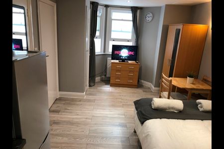 Studio Flat, Rosemont Road, W3 - Photo 2