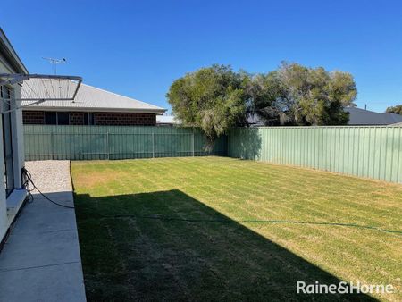 8 Pfitzner Close, Murray Bridge, SA 5253 - Photo 2