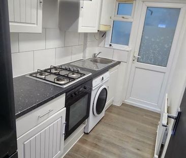 4 bedroom semi-detached house to rent - Photo 3