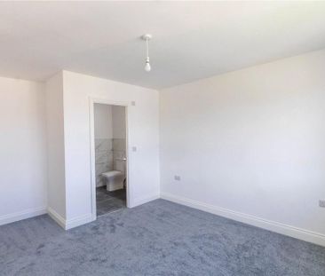 4 bedroom detached house to rent - Photo 2