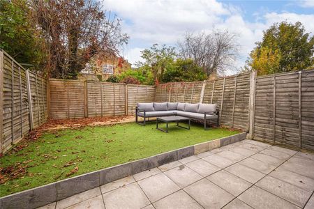 A stunning three bedroom ground floor flat with a large garden in the heart of Munster Village. - Photo 2