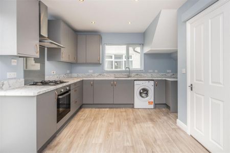 3 bed House - Semi-Detached To Let - Photo 5