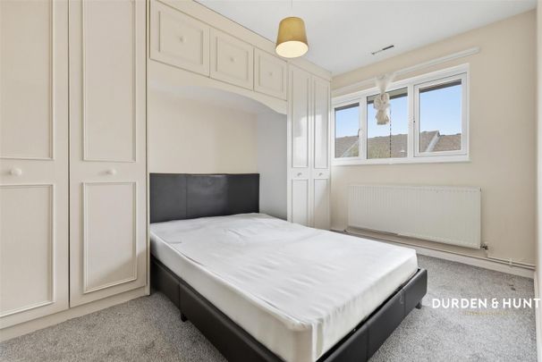 Andrew Close, Hainault - Photo 1
