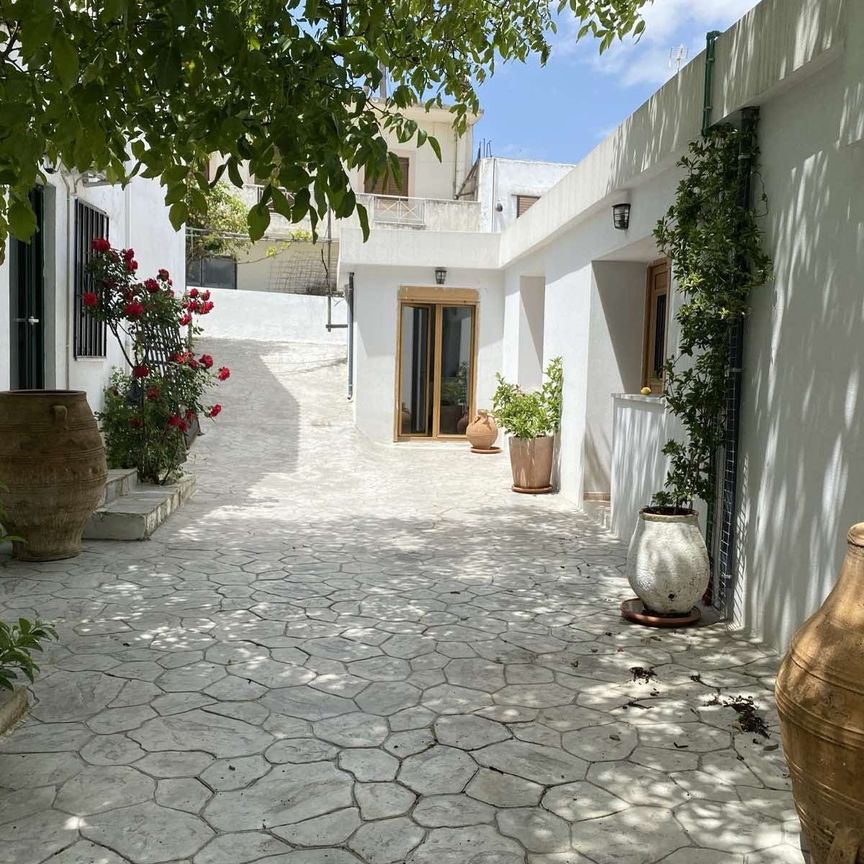 Μονοκατοικία για ενοικίαση Κέντρο (Αγία Βαρβάρα) - Φωτογραφία 1