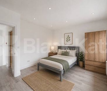 Stunning Six Bedroom House with Three Bathrooms & Private Garden - Photo 3