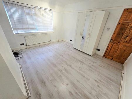 4 bedroom semi-detached house to rent - Photo 4