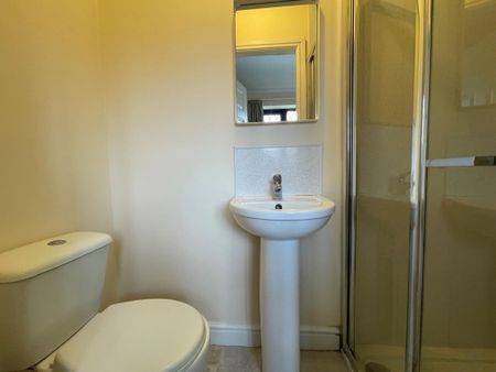 1 bedroom in a house share to rent - Photo 2