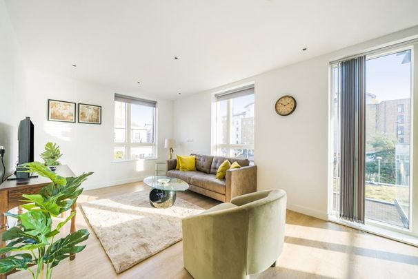 Heritage Walk, Brentford TW8 - Photo 1