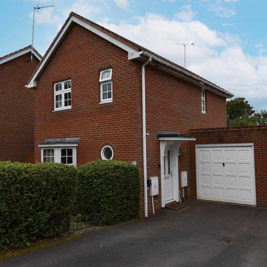 3 bedroom Detached - LONGCROFT LANE, WELWYN GARDEN CITY - Photo 1