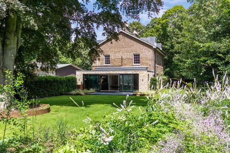 Beautifully designed Georgian vicarage next to Ham Common Woods - Photo 4